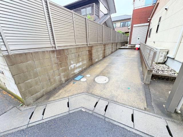 【駐車場】最大2台縦列駐車可能な駐車スペースです。余裕のあるスペースは来客時にも重宝しますね。