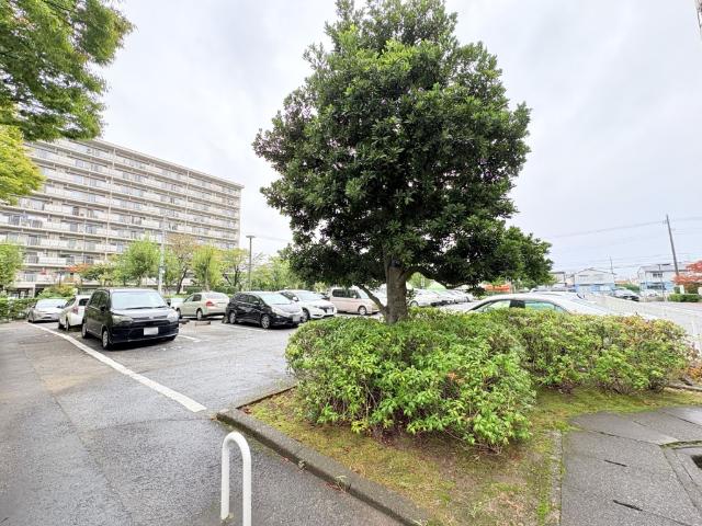 【きっちり整備された駐車場】敷地内駐車場あります。利用料月額6,000円。