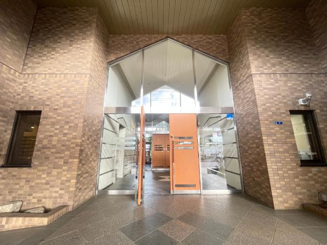 【エントランス】オートロックや防犯カメラで暮らしの安心・安全をお守りします。