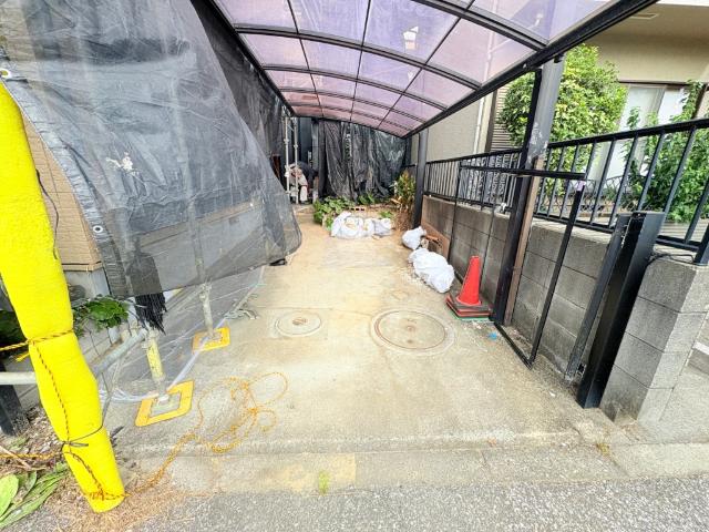 【カーポート付駐車場】雨の日に濡れずに乗り降りが可能で、車も汚れにくくなります。