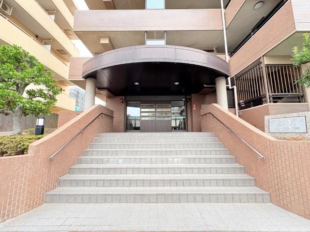 【エントランス】オートロックや防犯カメラで暮らしの安心・安全をお守りします。