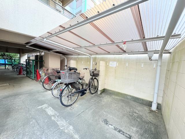 【駐輪場】サイクルポートを設置しています。椅子が濡れず汚れないので便利です。