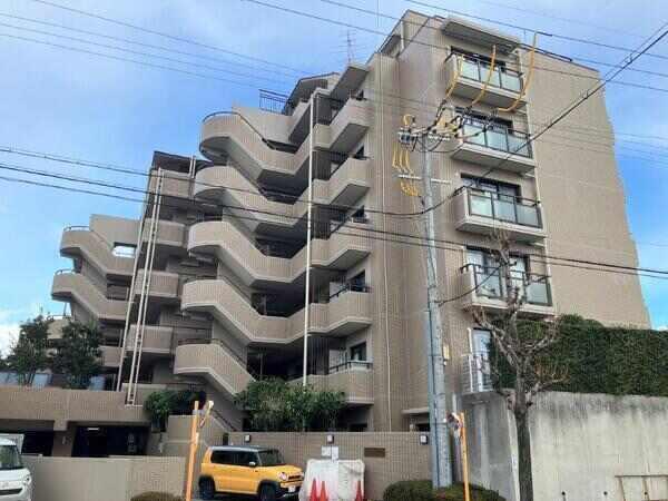 「熊野西町」バス停まで徒歩1分、北大阪急行線「桃山台」駅へ軽快アクセス可。生活至便な住環境です。