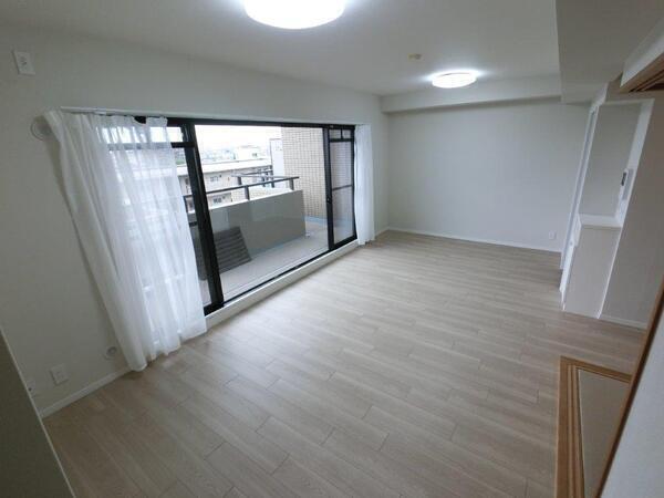 5階部分・南向きのため、陽当り良好。南向きバルコニーの前面には建物が無く、眺望も良好です。