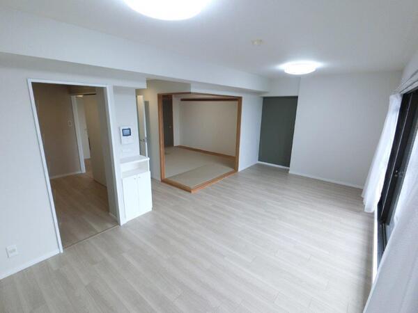 5階部分・南向きのため、陽当り良好。南向きバルコニーの前面には建物が無く、眺望も良好です。