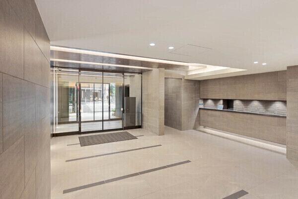 ダブルオートロックや24時間遠隔監視システムが採用され、防犯面に配慮。便利な宅配ボックス付きです。