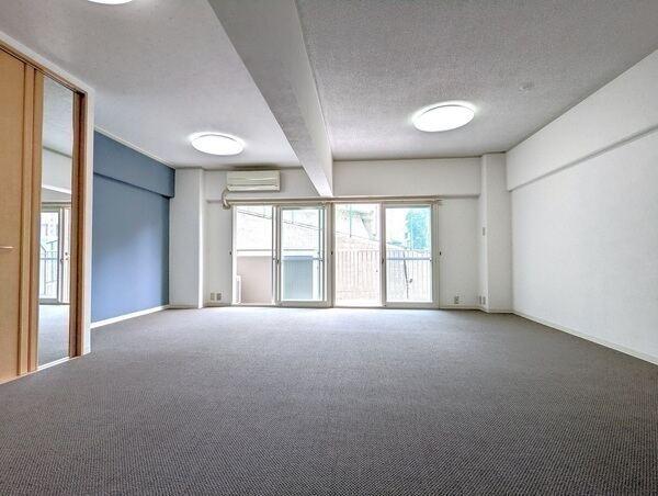 モニタ付きインターホンが備わっています。共用部には、不在時に役立つ宅配ボックスが設けられています。