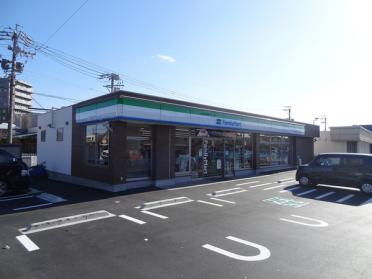 ファミリーマート津市ヨットハーバー店：290m