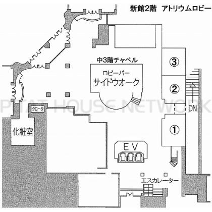 吹抜を囲む店舗事務所