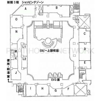 吹抜を囲む店舗事務所