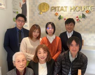 スタッフ一同。女性スタッフが多いのが特徴です。パートをお探しの方、子育て中のママさんも大歓迎です！