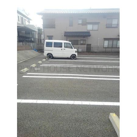 フィオーレＳＫ 部屋写真10 駐車場