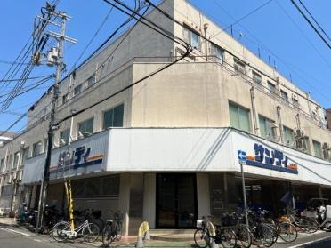 サンディ湊川店：1369m