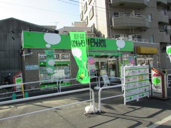 会社店舗前 グリーンのイメージが目を引きます。