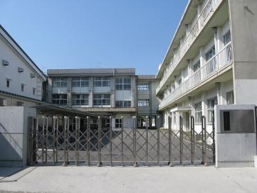 高知市立愛宕中学校：1704m