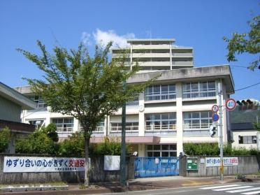 高知市立秦小学校：121m