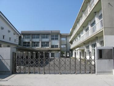 高知市立愛宕中学校：1050m