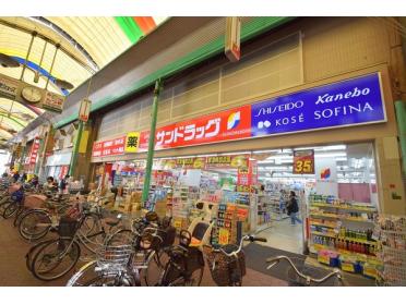 サンドラッグ城東店：76m