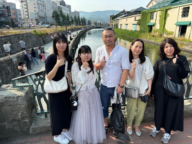 みんな明るいスタッフです。集合写真ではいつもお決まりのグッドポーズです＼(^o^)／