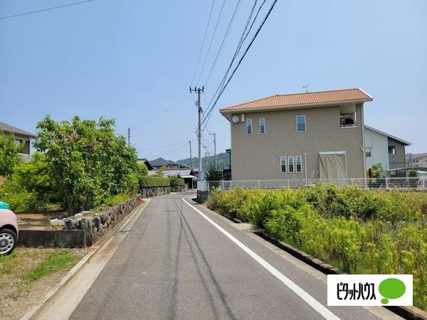 垣生一丁目O様売土地 前面道路含む現地写真