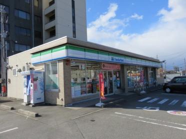 ファミリーマート砺波市役所前店：550m