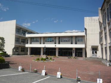 飯田市立高陵中学校：737m