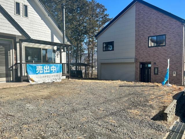 【現地外観】駐車スペースやお庭としてお使いいただける敷地部分です。