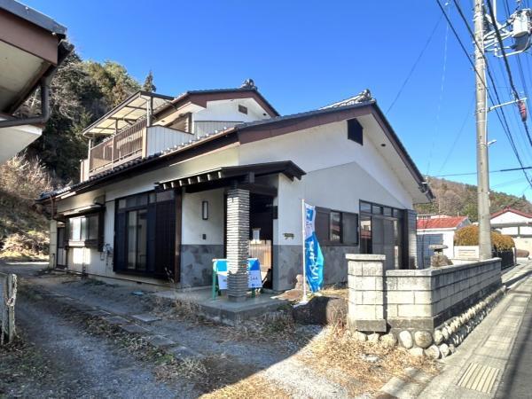 雰囲気のある蔵付きの和風のお家です。母屋は築39年で新耐震の住宅です。