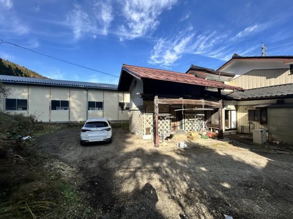 【駐車場】敷地奥の様子です。駐車4台以上可能な広さ。駐車はもちろん、小さな畑やガーデニングスペースとしてもご利用いただけそうです。