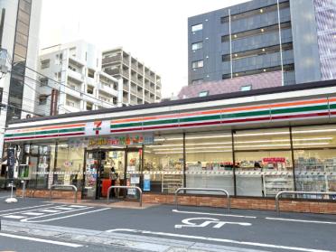 セブンイレブン草加氷川町店：81m