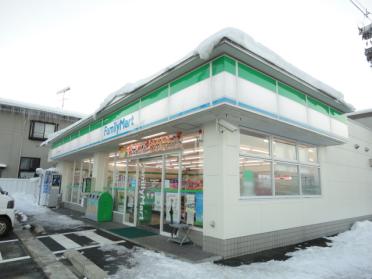 ファミリーマートさくらんぼ東根駅前店：1077m