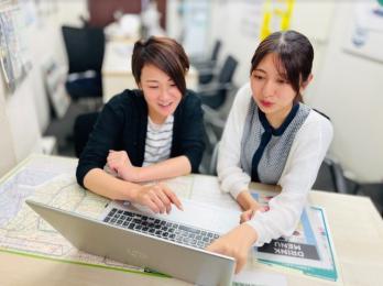 入社2年目の女性スタッフと意見交換中。