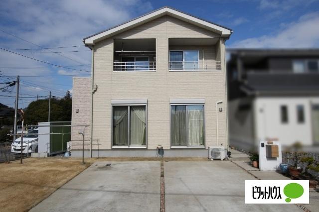 ゆとりある前面スペースとバルコニーが魅力の邸宅