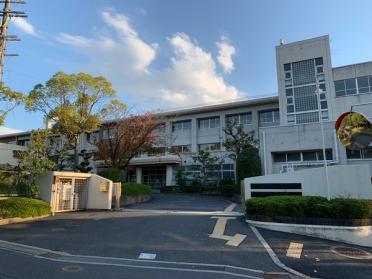 広陵町立真美ケ丘第一小学校：1122m