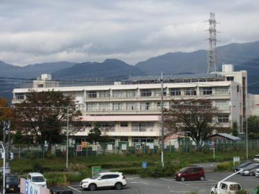 秦野市立堀川小学校：493m