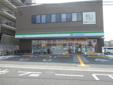 ファミリーマート城陽駅南店：220m