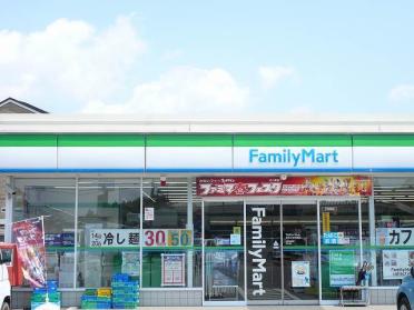 ファミリーマート小林三松中前店：300m