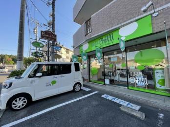 店舗前には駐車スペースがあります。