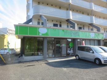 グリーンの看板が目印です