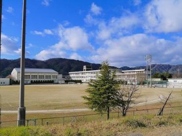 木津川市立泉川中学校：1570m