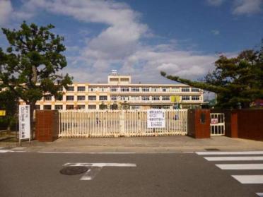 豊山町立　豊山小学校：400m