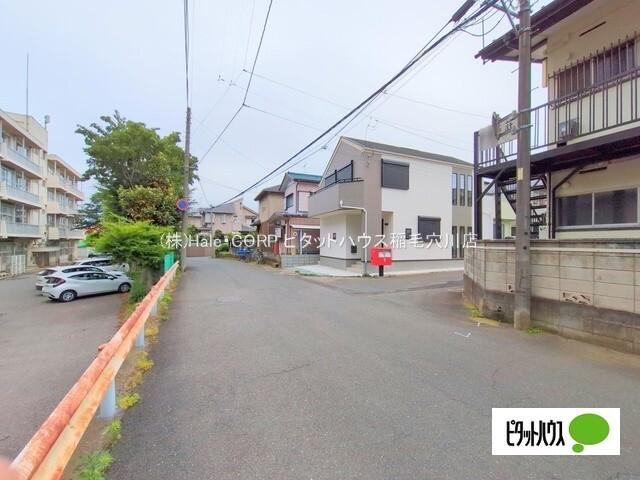 前面道路は広く目の前が小学校!
