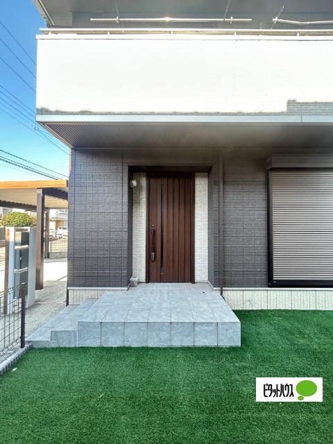 シックな外観に映えるナチュラルブラウンの玄関ドア。