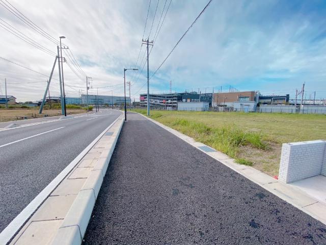 東側前面道路約14m公道に約20m面しています！ 現地（2025年10月）撮影