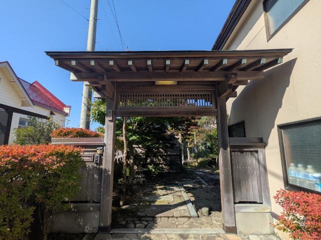 門をくぐって玄関へ続きます