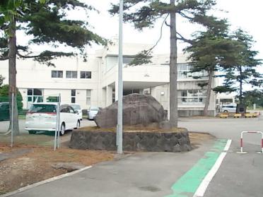 朝倉小学校：850m