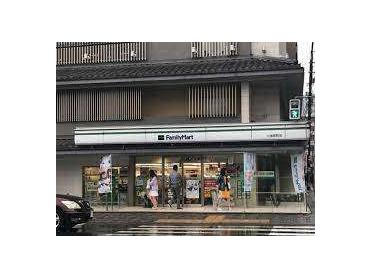 ファミリーマート七条新町店：79m