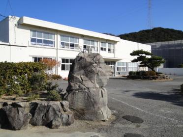 鳴門西小学校：700m