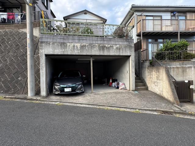 地下車庫　床面積：３１．５㎡、天井高：約２．２ｍ、間口：約５．２５ｍ、奥行：約６ｍ シャッター付き。ミニバンサイズの車も２台駐車可能です。   前面道路も広い為、車の出し入れもらくらくです！