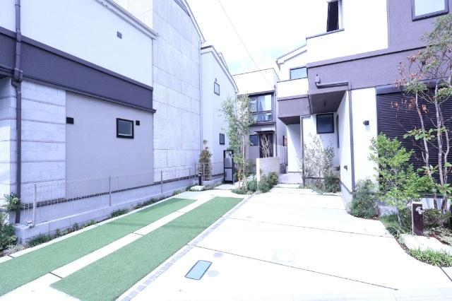 新築らしい明るく爽やかな外観が魅力の一邸。